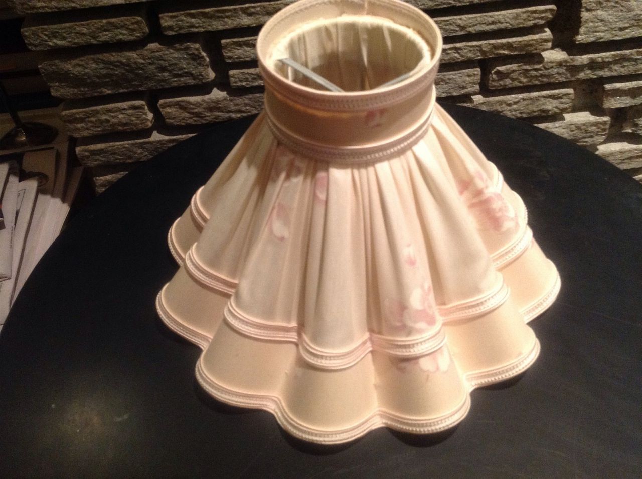 Retro lampe god stand Kjøpe, selge og utveksle annonser de Hvit porselen bordlampe m. relieffer, m. skjerm. Galligani
