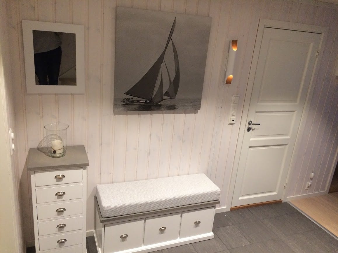 Entre med knagger og skuffer Galleribilde