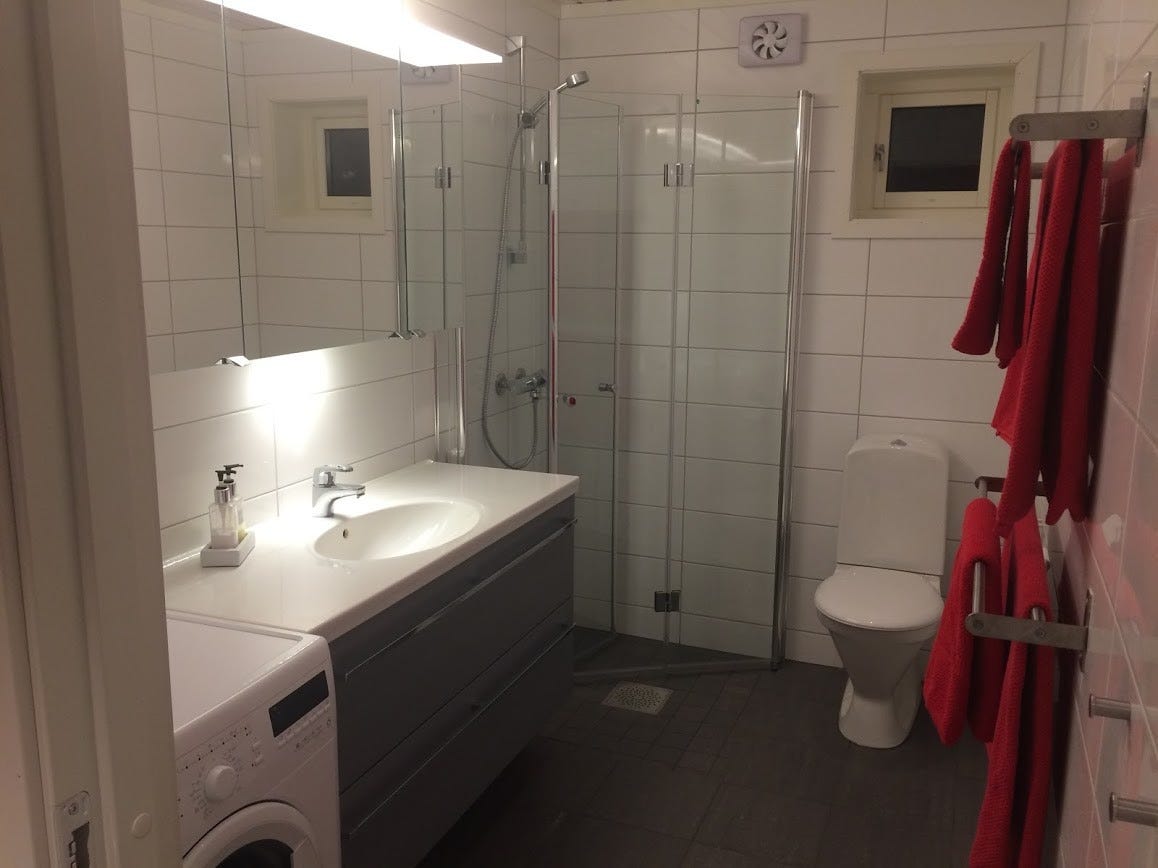 Bad med vaskemaskin og romslige skuffer til toalettsaker Galleribilde
