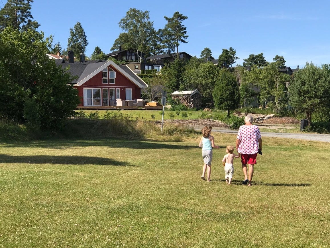 Fotballbane m. store mål 40 meter fra hytta. Galleribilde