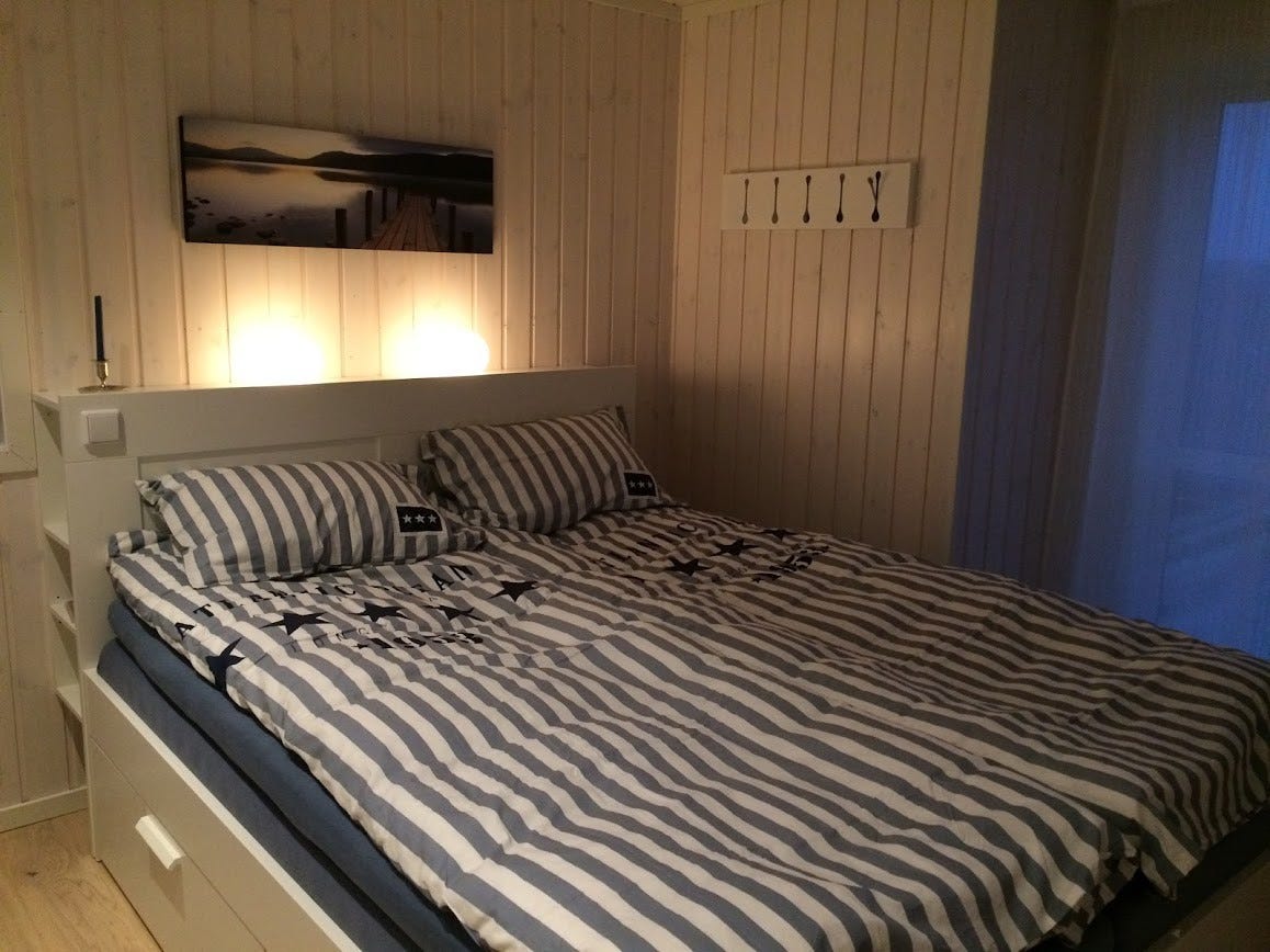 Soverom 1. etasje med god lagringsplass i garderobe og skuffer under seng. Galleribilde