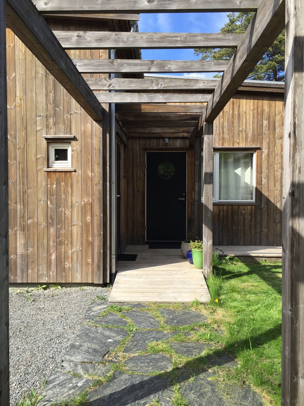 Fra inngangspartiet. God plass til å parkere 4 biler ved inngangen. Galleribilde