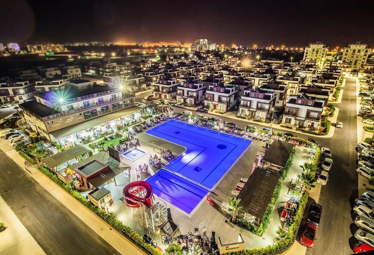 Pool- og restaurantområde 40 meter fra vår leilighet. Her kan du nyte et godt måltid med god drikke uten at det koster skjorta. Galleribilde