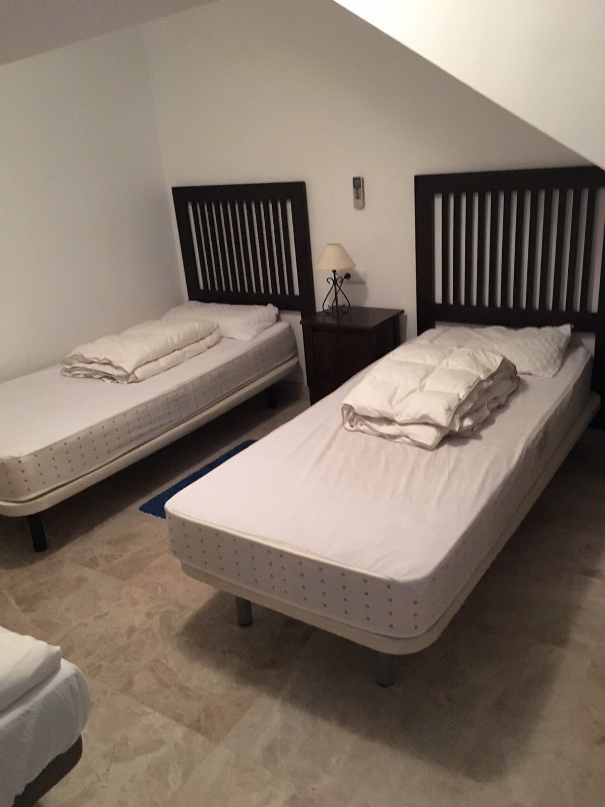 Soverom med 3 enkeltsenger uten vindu, med aircondition. Eget bad. Galleribilde