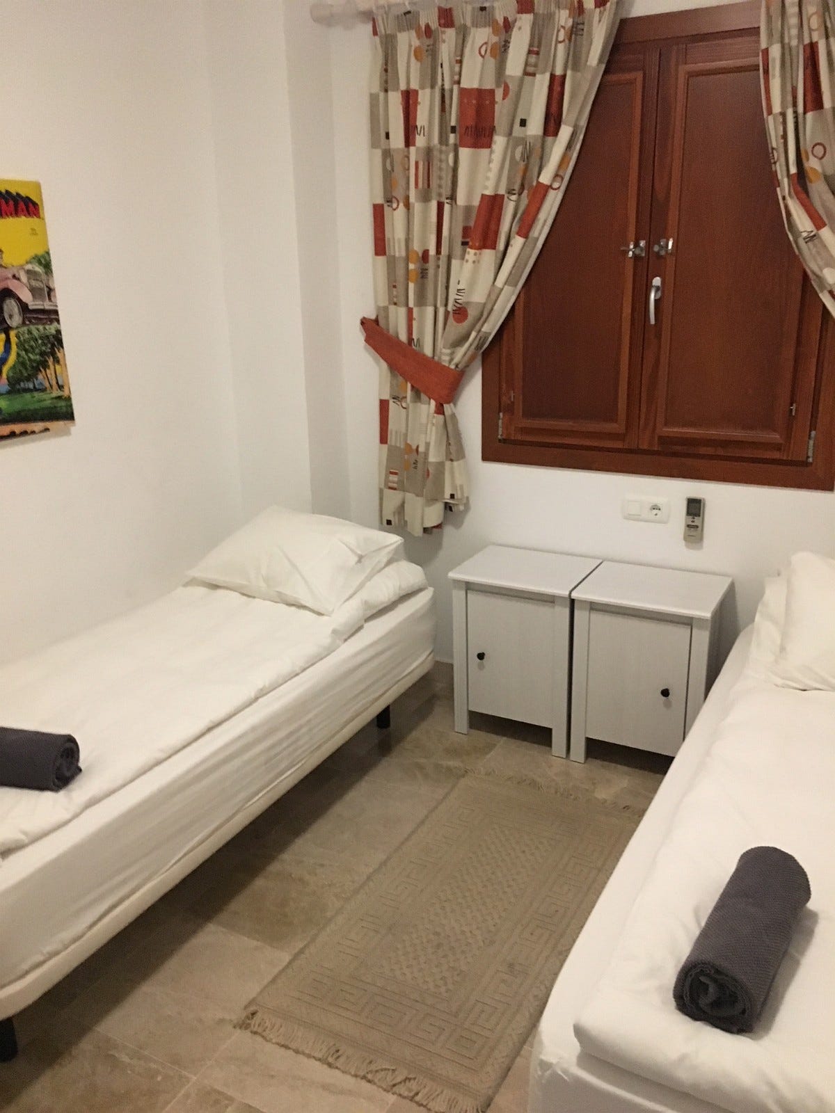 Soverom med to enkeltsenger. Kan settes sammen til dobbeltseng. Eget bad. Galleribilde