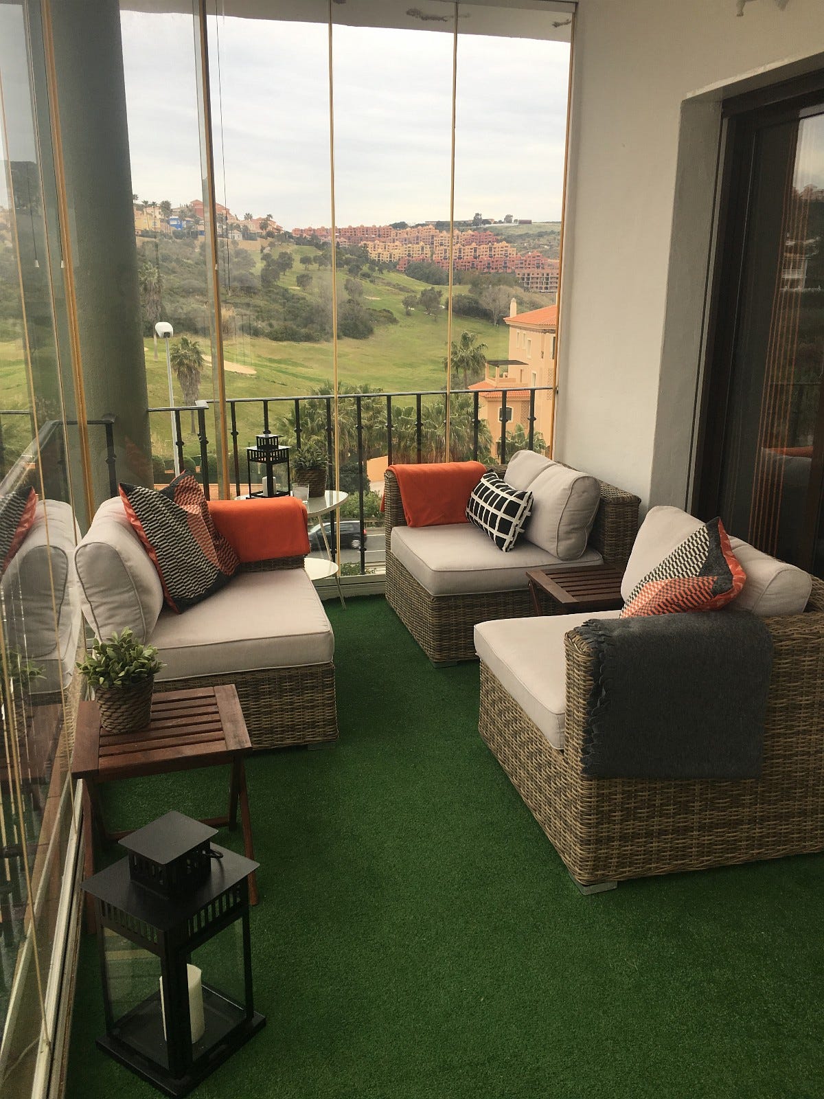 Deler av terrassen er innbygd m glassvegger. Galleribilde