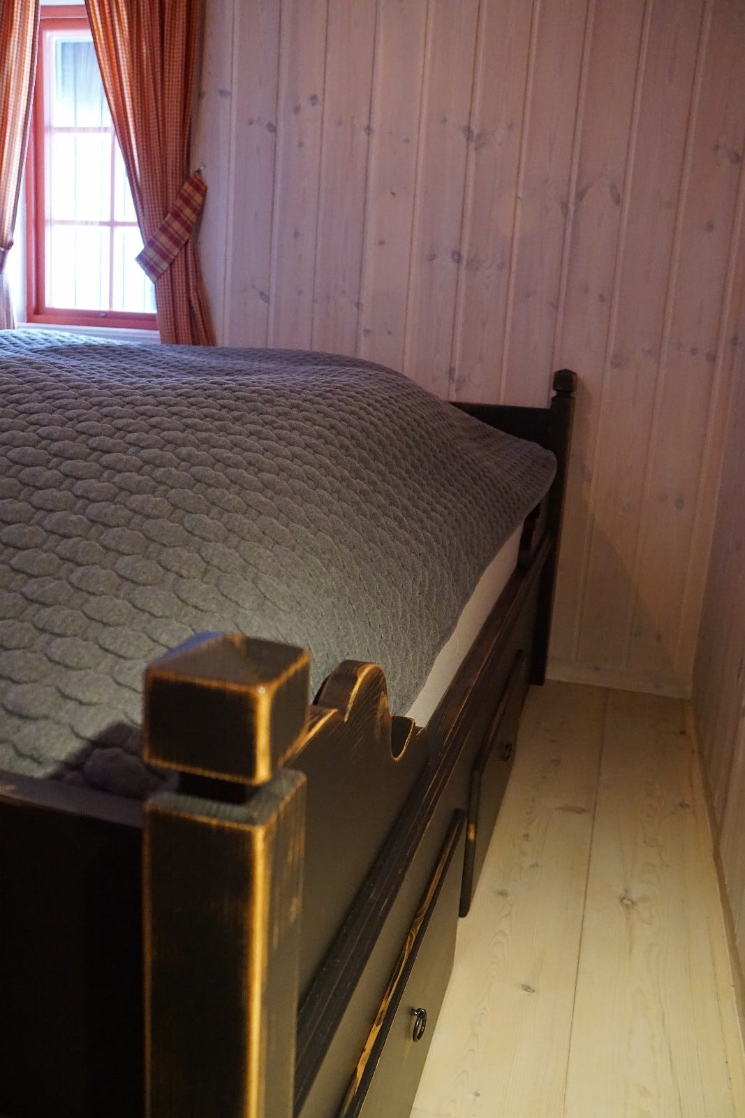 Romslige skuffer under seng på soverom 2 Galleribilde