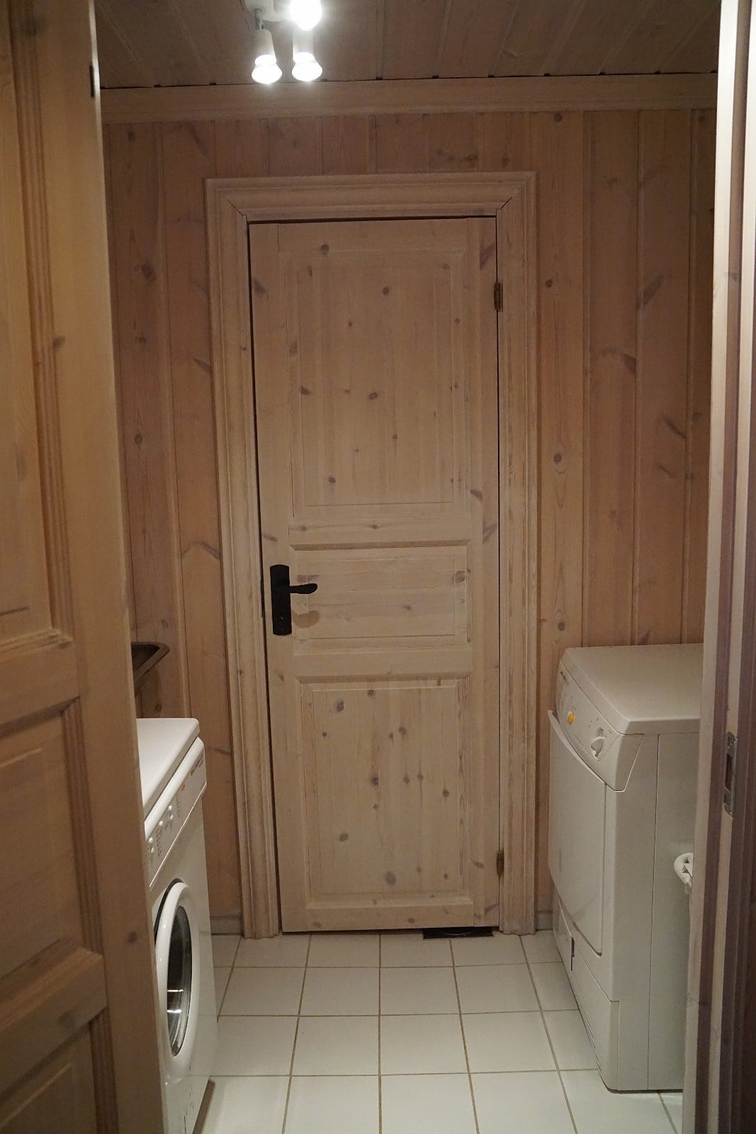 Vaskerom med vaskemaskin og tørketrommel Galleribilde