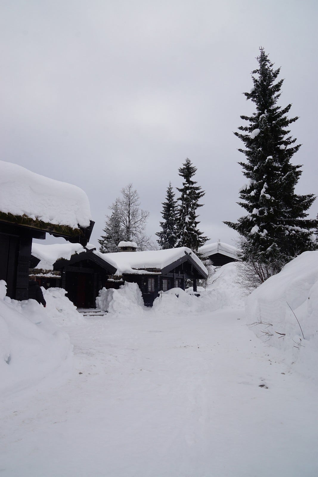 God parkeringsplass på plassen foran hytten Galleribilde