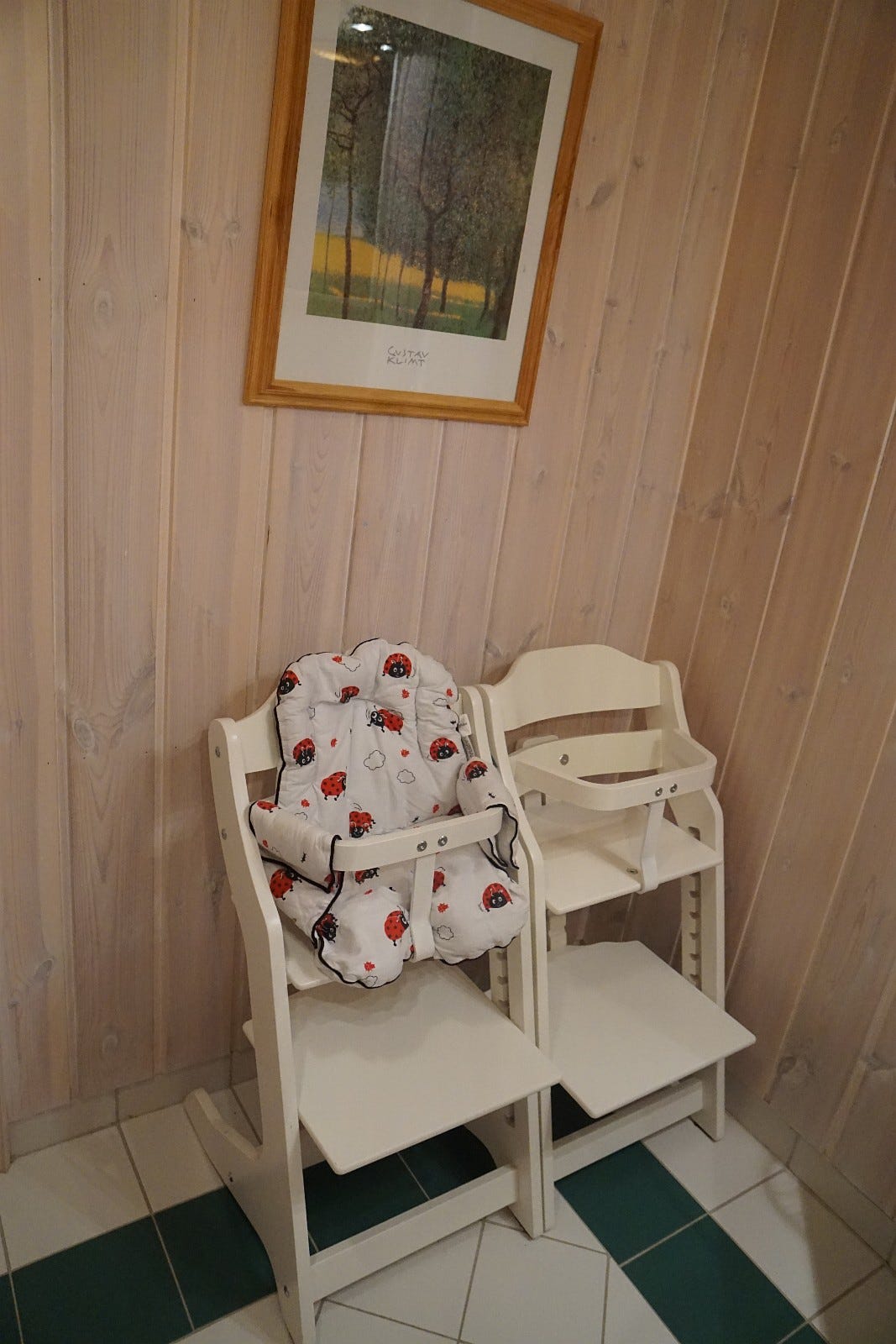 Det står to lett justerbare barnestoler på hytten Galleribilde