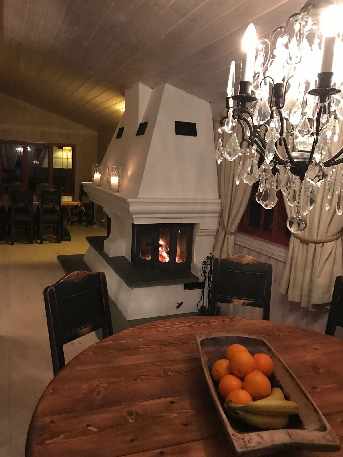 Peisen vender delvis mot spisestuen, og delvis mot en spisegruppe på kjøkkenet Galleribilde