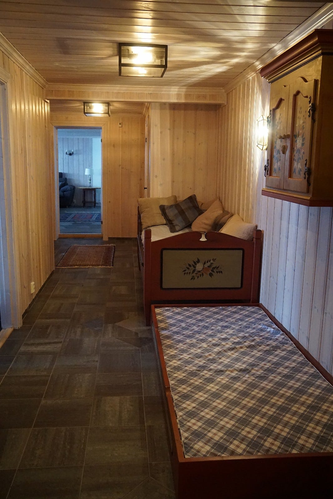 Uttrekkbar seng under sengen i gangen kan settes til side i gangen eller bæres inn på soverom 7 som ekstra soveplass Galleribilde