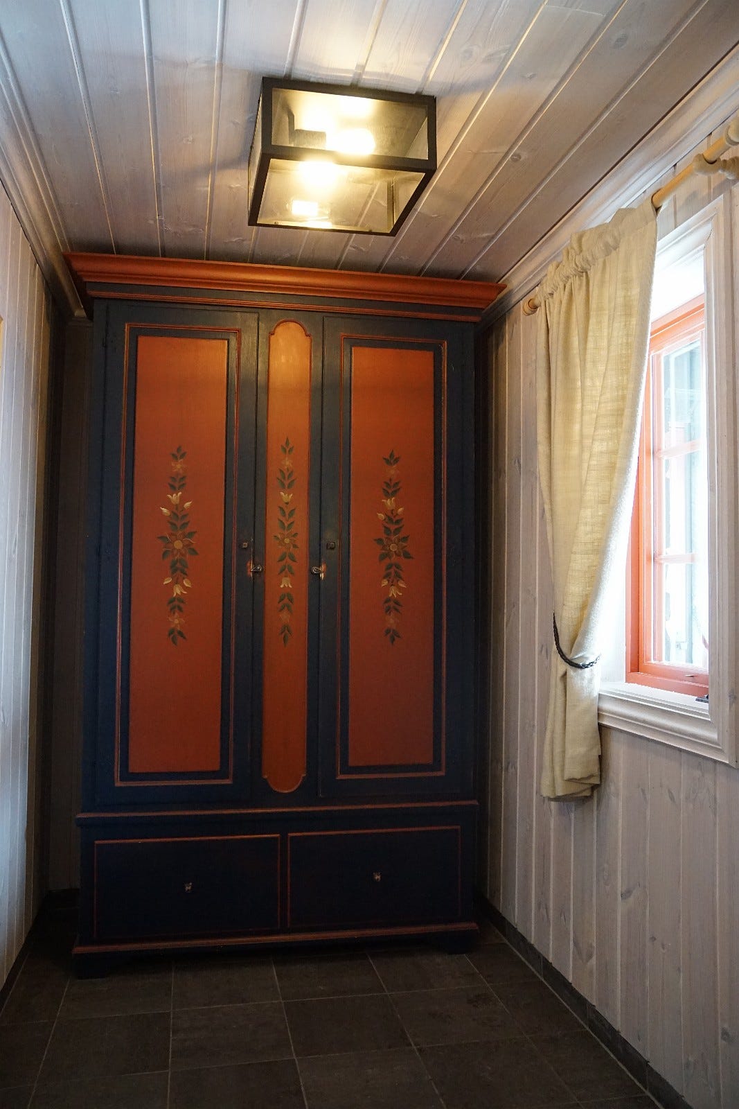 Flott skap i inngangspartiet Galleribilde