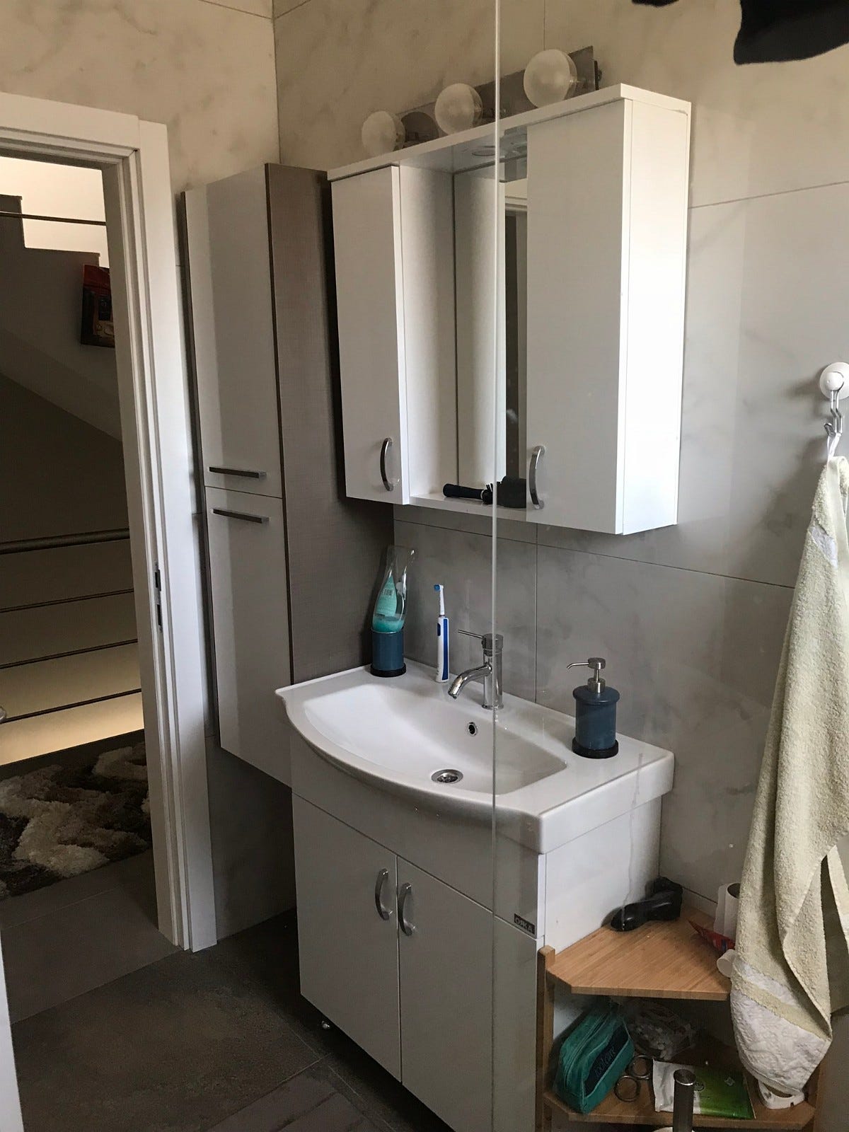 Godt med skapplass på badet i 2. etg. Galleribilde