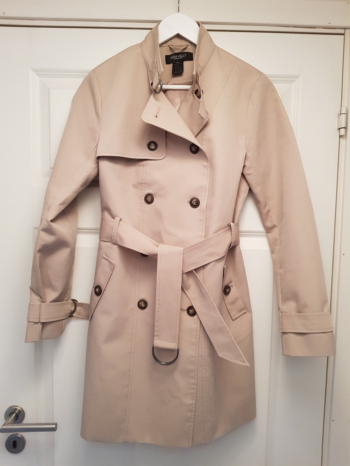 Sara Kelly Beige Trenchcoat | FINN.no Sara kelly jakke | FINN.no