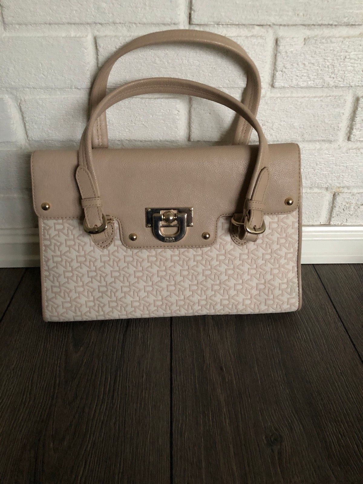 Lekker classy veske fra DKNY. NY PRIS | FINN.no Helt Ny Guess veske i fin lys rosa farge | FINN.no