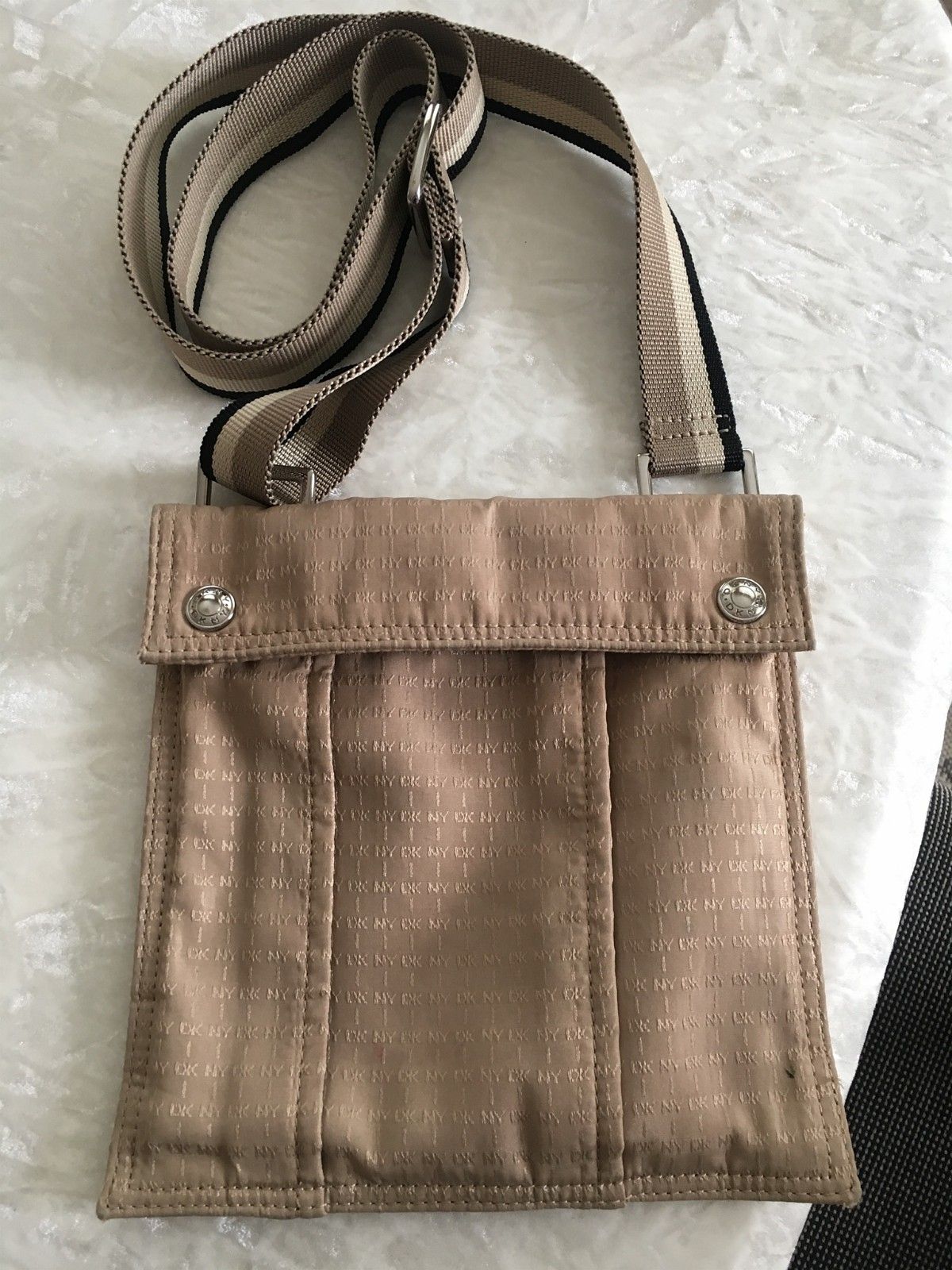 Dkny veske crossover | FINN.no DKNY. Kan være crossover eller skulderveske | FINN.no