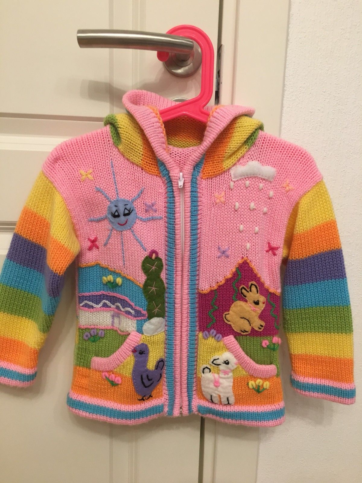 Strikket genser med veldig fine motiver str. 100, 150 kr Strikket genser med veldig fine motiver str. 100, 150 kr