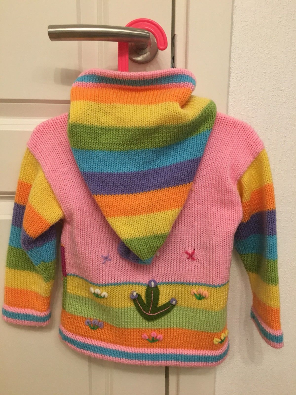 Strikket genser med veldig fine motiver str. 100, 150 kr Strikket genser med veldig fine motiver str. 100, 150 kr