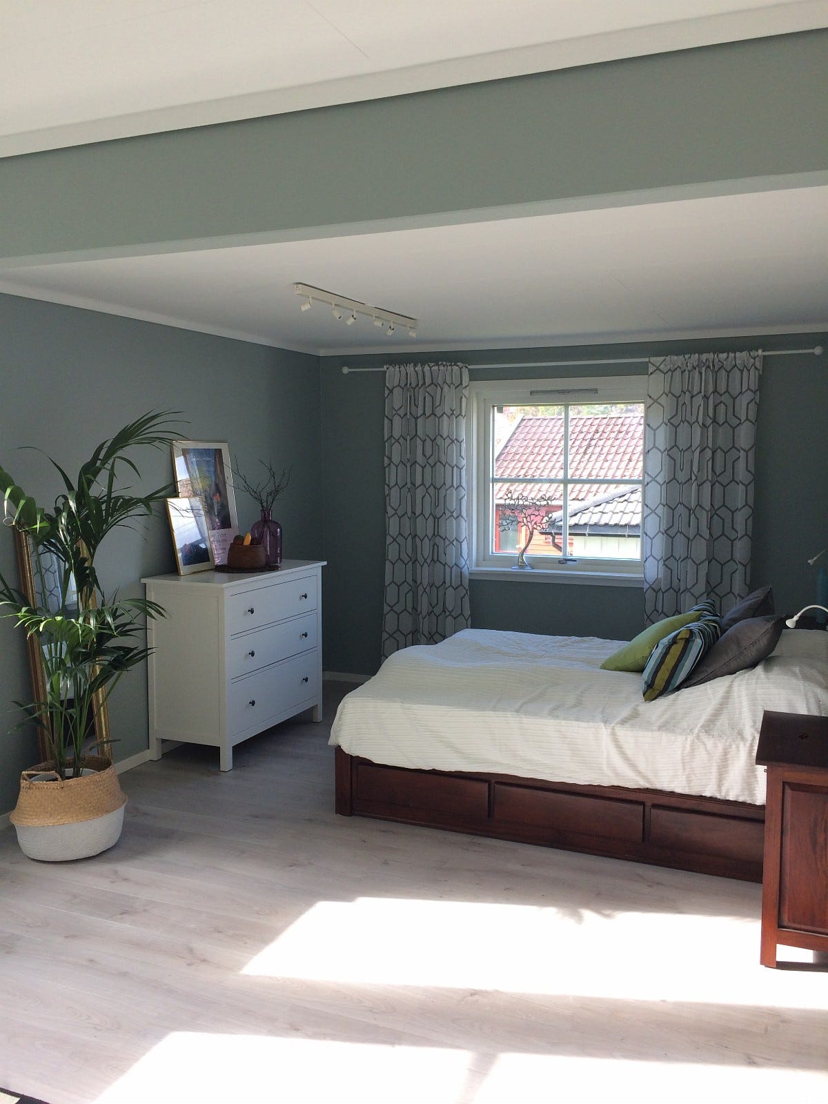 Soverom 4 med utgang til veranda, god plass til å sette inn to enkeltsenger og/eller barneseng. Inngang til stort vaskerom. Galleribilde