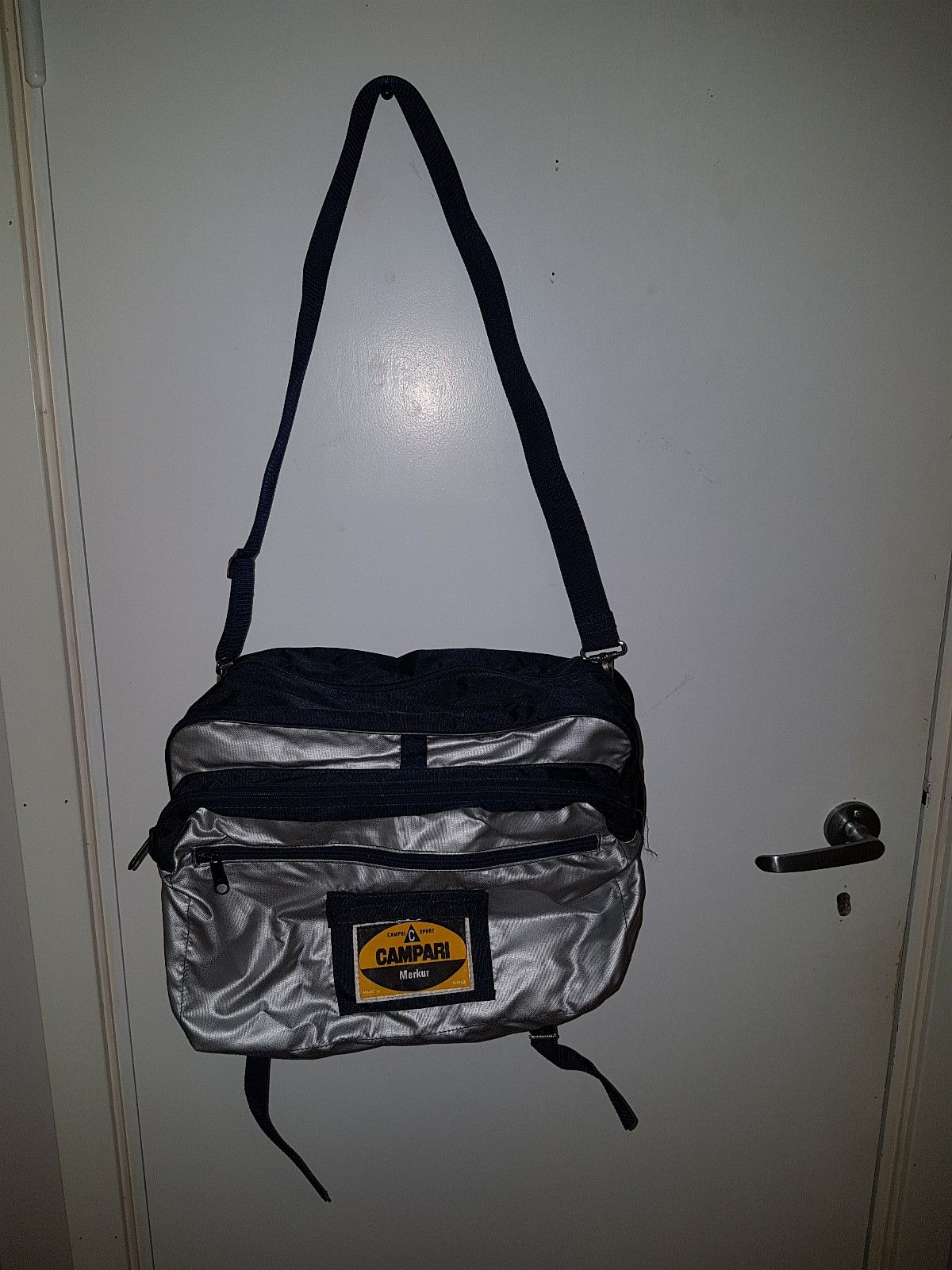Sporty bag, ikke brukt. 80 tallet er tilbake! | FINN.no Ubrukt 80 talls veske | FINN.no
