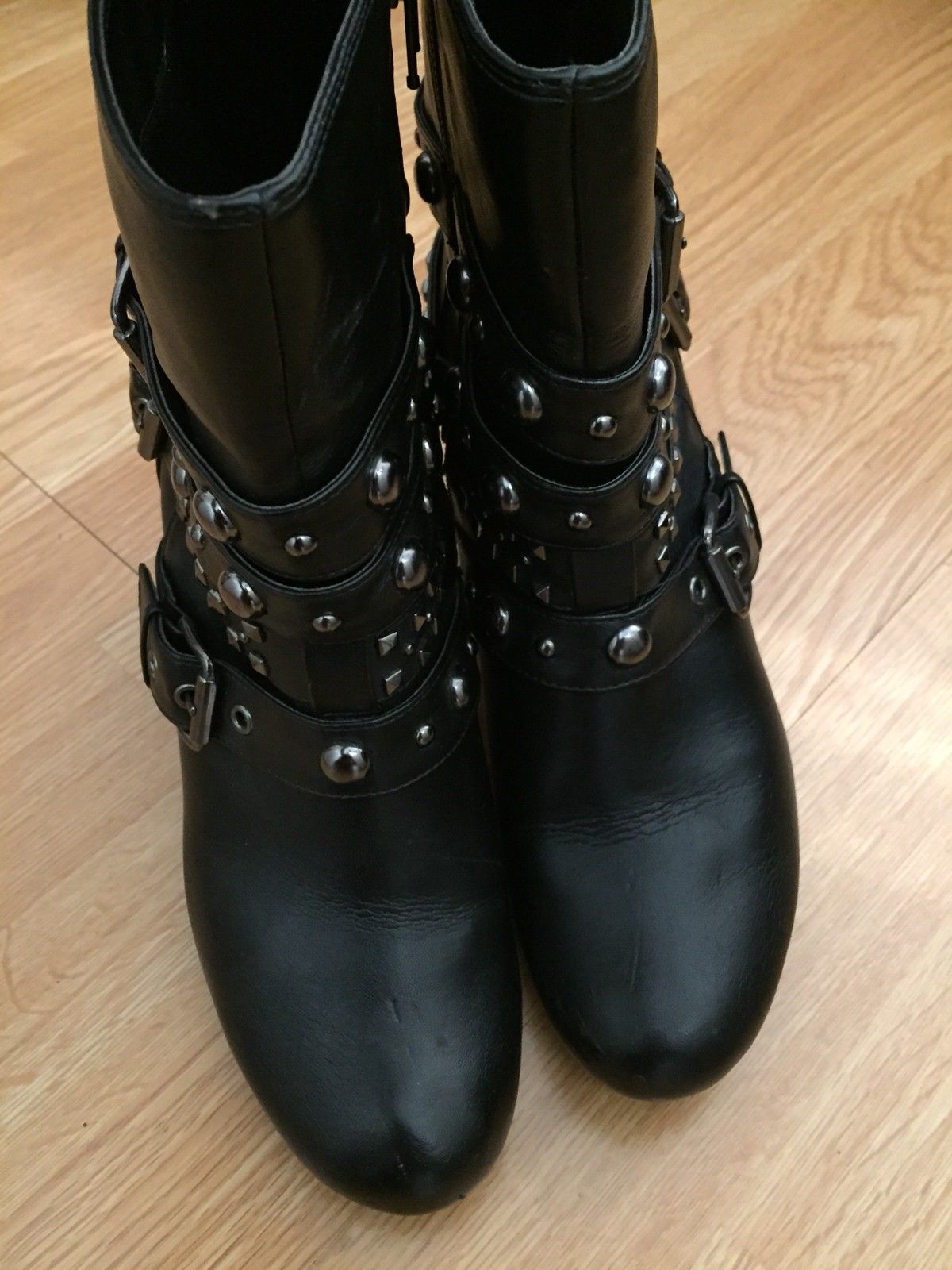 Støvletterankelboots med nagler strl. 38 | FINN.no Støvletterankelboots med nagler strl. 38 | FINN.no