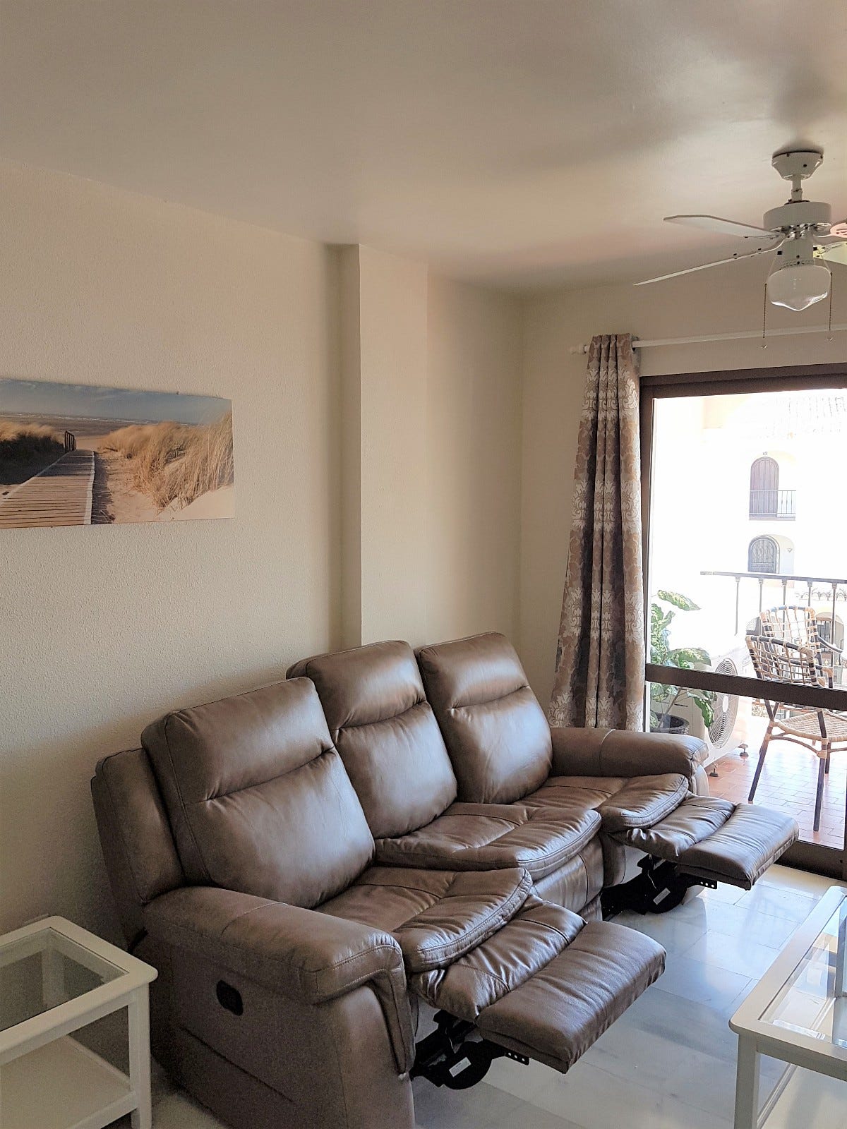 Behagelig skinnsofa med uttrekkbar fotskammel på begge sider Galleribilde