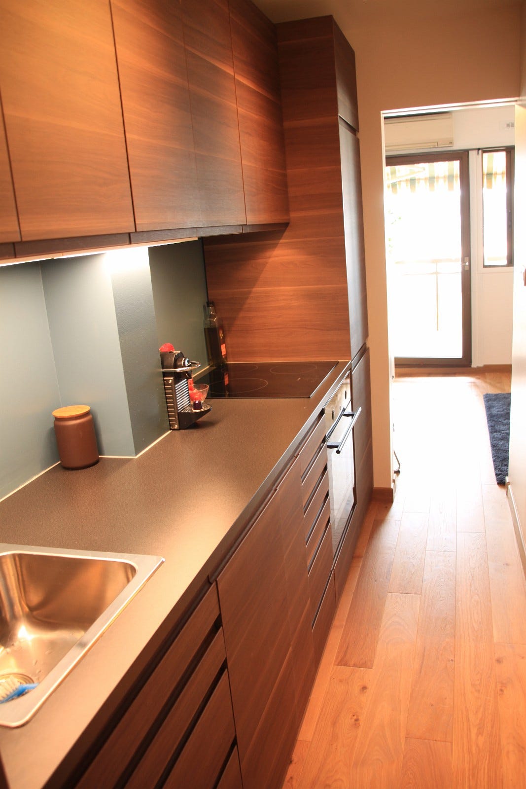 Kjøl, frys, oppvaskmaskin, mikro, stekeovn, kaffetrakter mm. Galleribilde