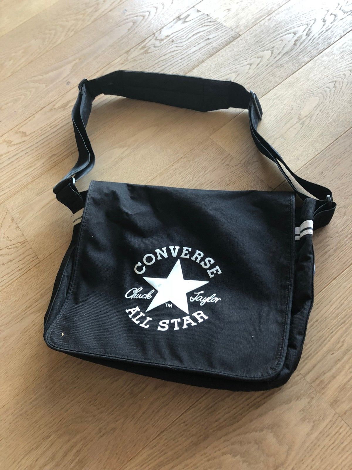 Converse skulderveske | FINN.no Converse veske som ny | FINN.no