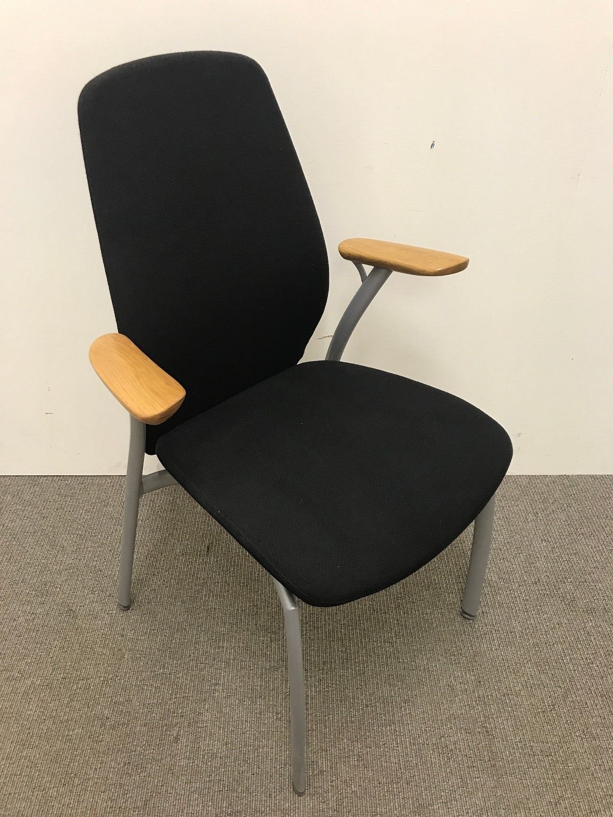 1 stk Kinnarps Plus 375 stol konferansestol BRUKTE 1 stk Kinnarps Plus 375 stol konferansestol BRUKTE