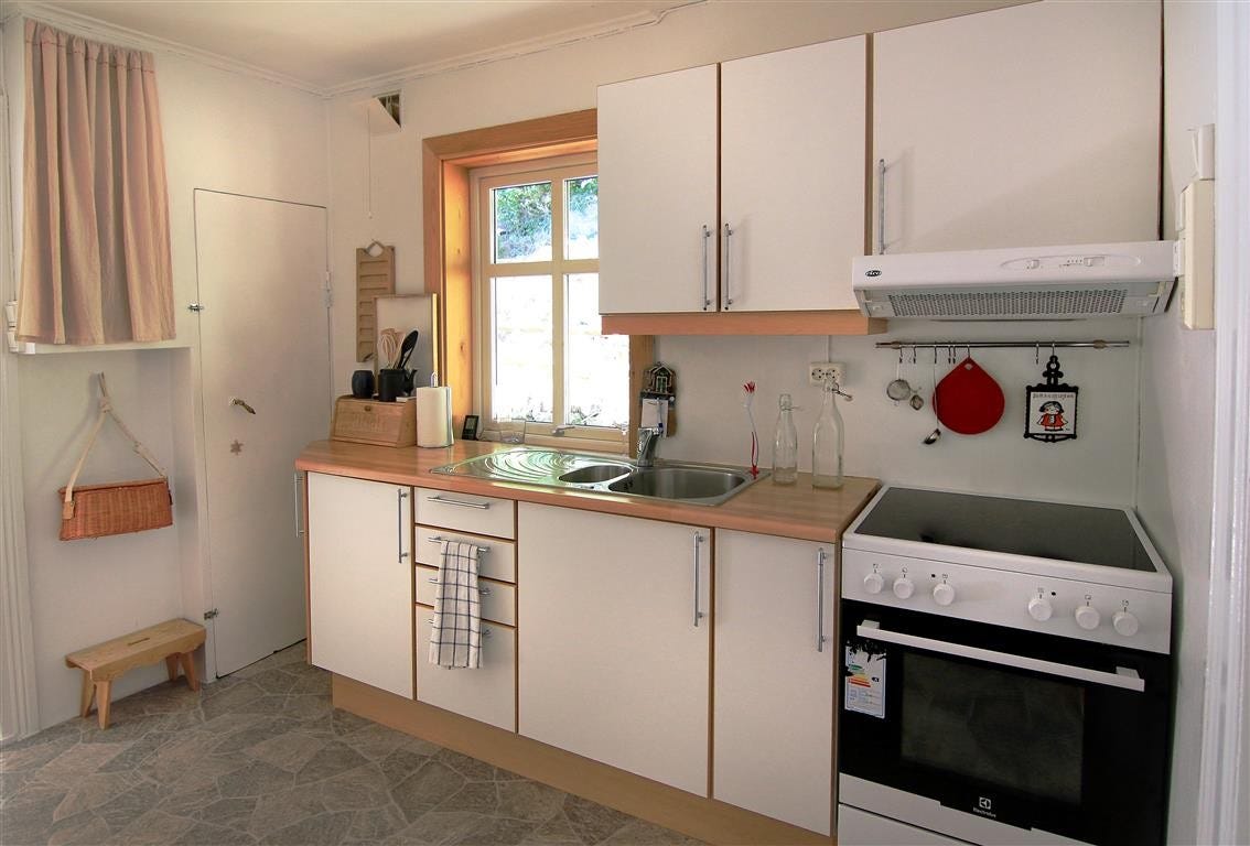 Del av kjøkken, benk også på andre siden Galleribilde