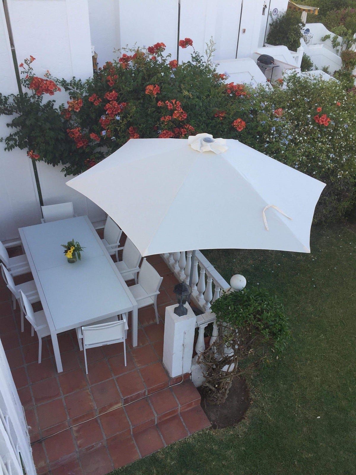 Uteplassen nede sett fra terrassen i andre etasje Galleribilde