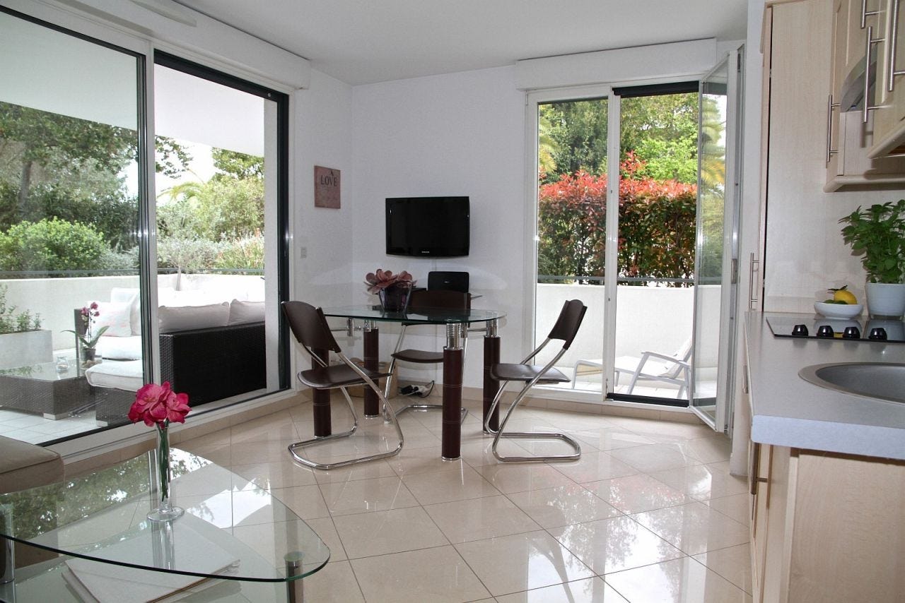 Stue med to utganger til en stor terrasse Galleribilde