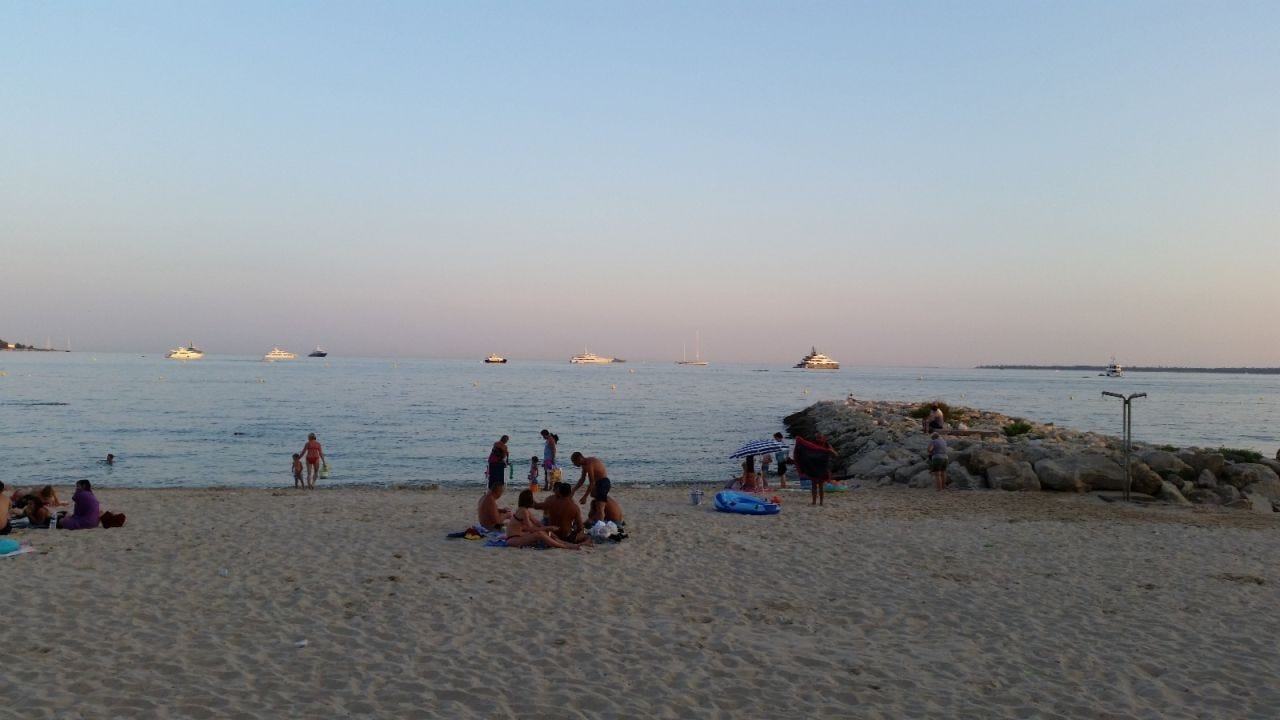 Skumring på stranden rett nedenfor leiligheten Galleribilde