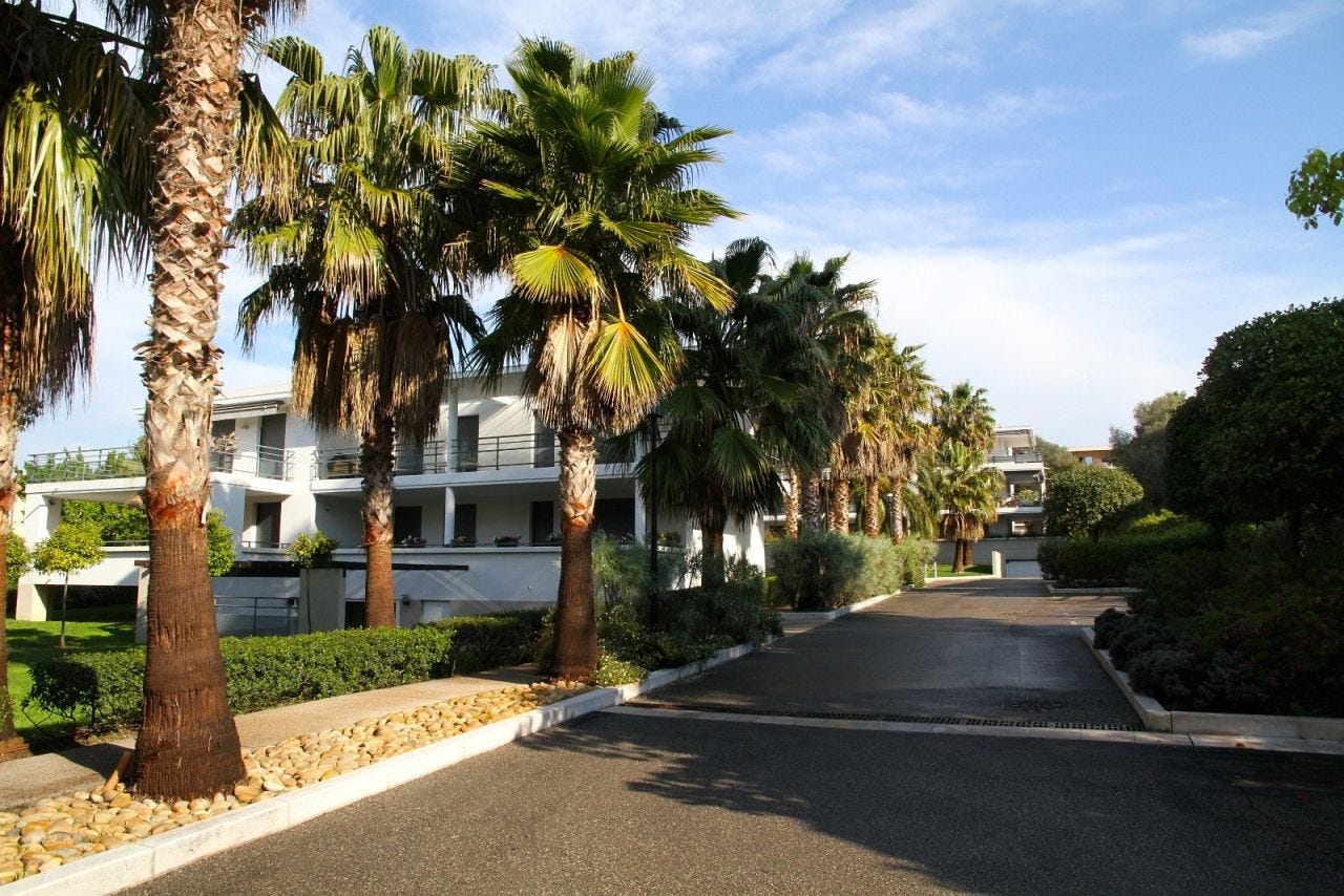 Avskjermet område med mye hage Galleribilde