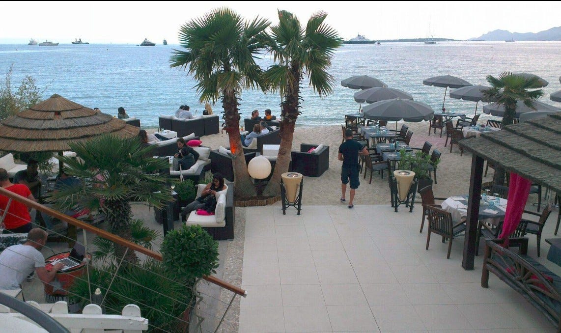 Strandrestaurantene har servering på dagtid og om kvelden Galleribilde