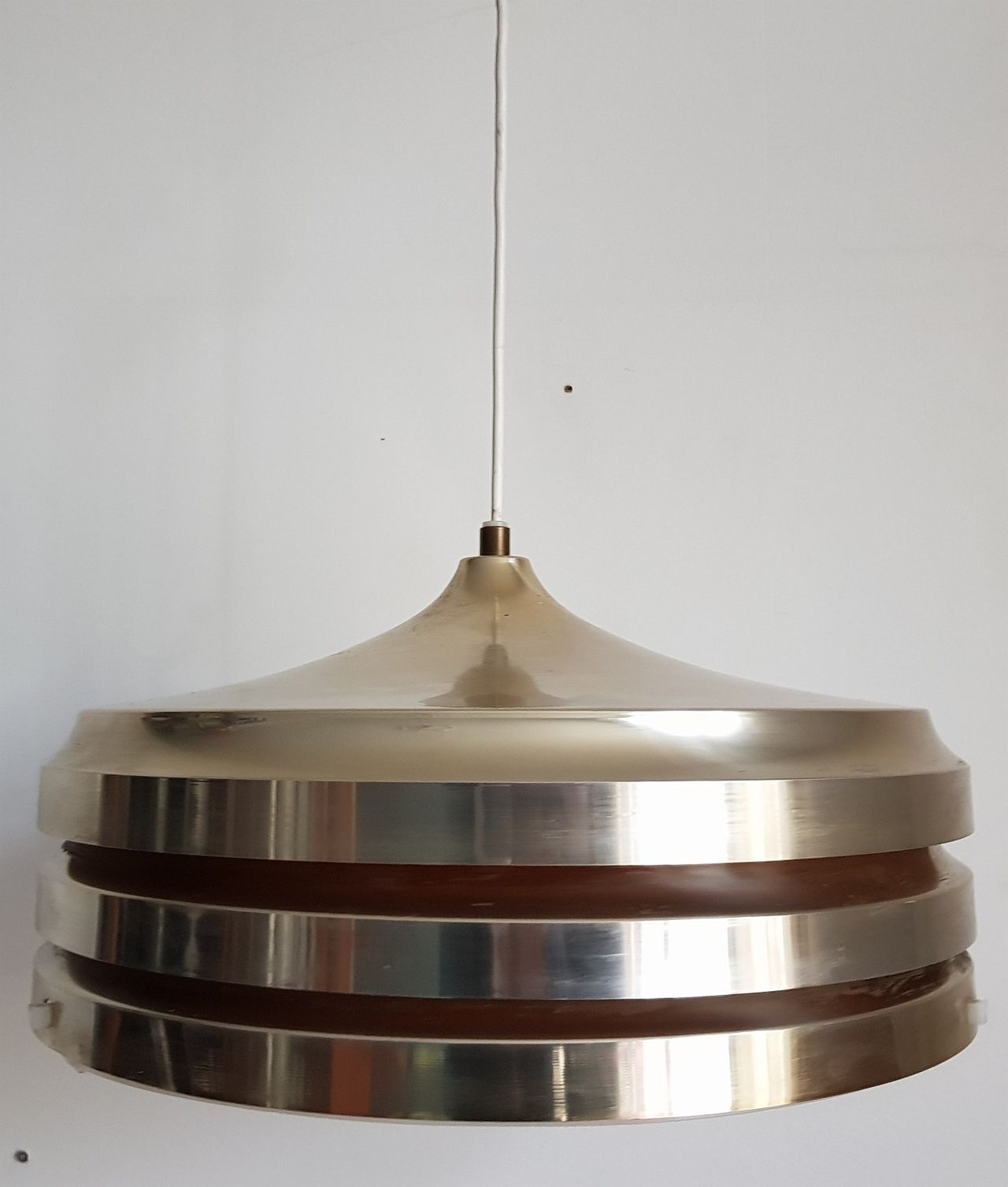 Retro lampe god stand Kjøpe, selge og utveksle annonser de Hvit porselen bordlampe m. relieffer, m. skjerm. Galligani