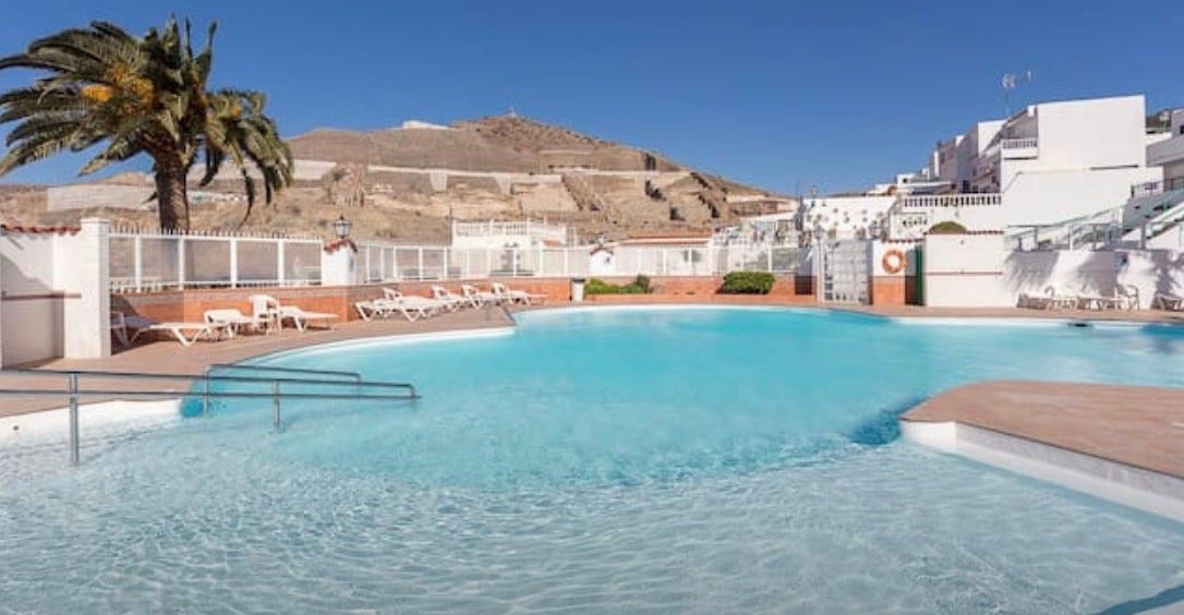 Stort basseng like nedenfor Galleribilde