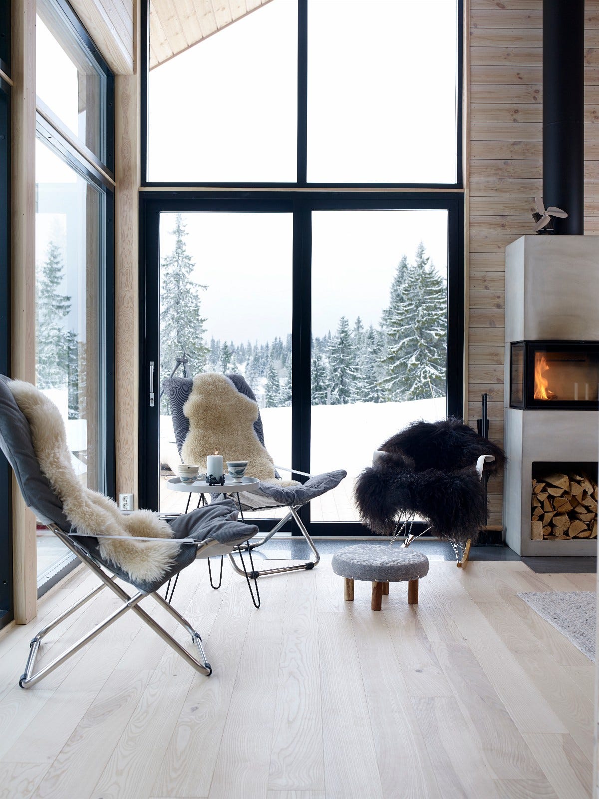 Stue med store vinduer mot sør og vest. Foto: Per Erik Jæger Galleribilde