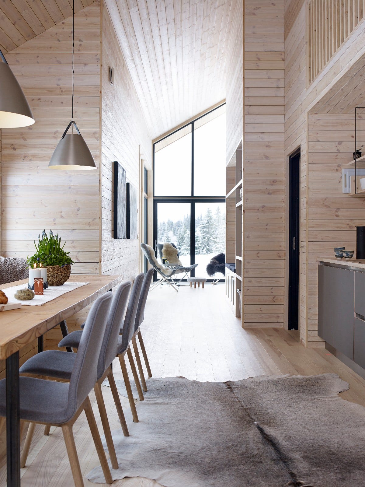 Kjøkken med langbord. Foto: Per Erik Jæger Galleribilde