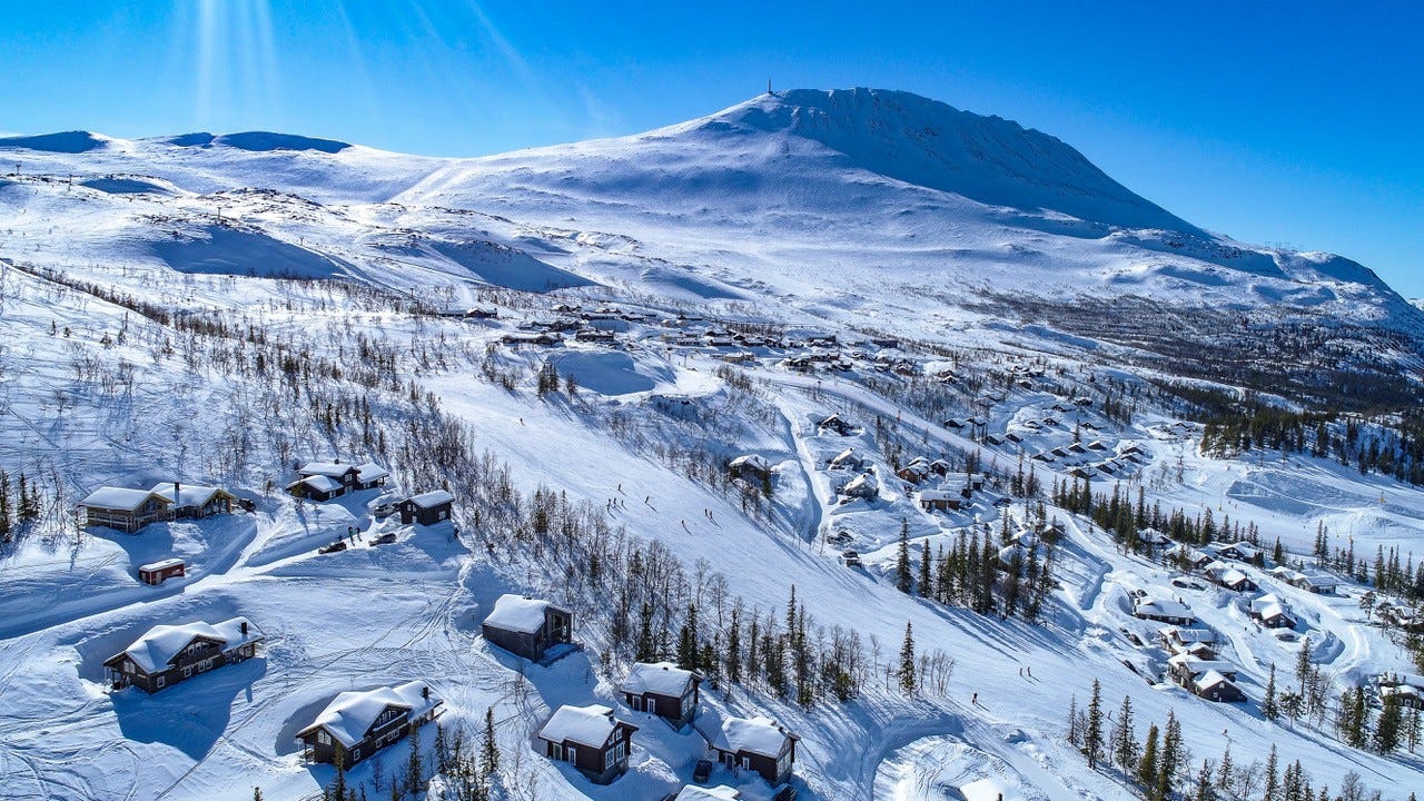 Drone foto over fjellhytte med utsikt mot Gaustatoppen Galleribilde