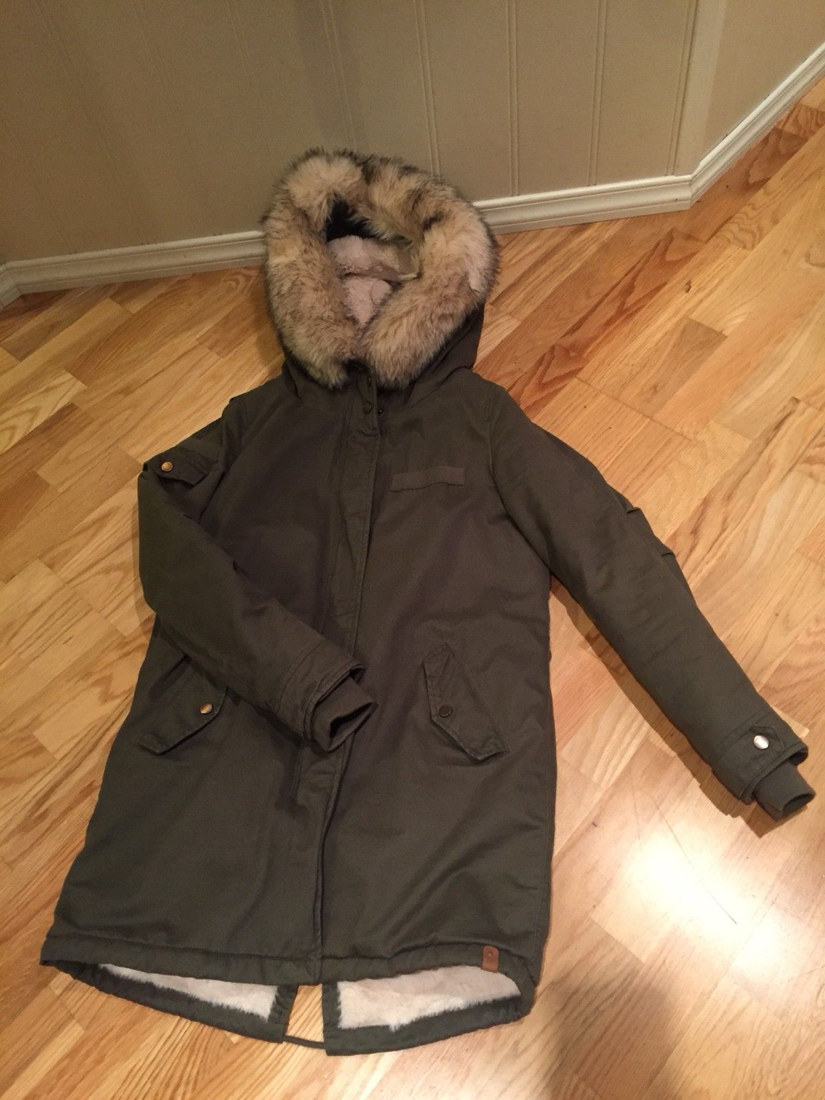 Ny pris! Ny Vinterjakke parkas i str M til salgs! | FINN.no Dyr Hollies Dunjakke! | FINN.no
