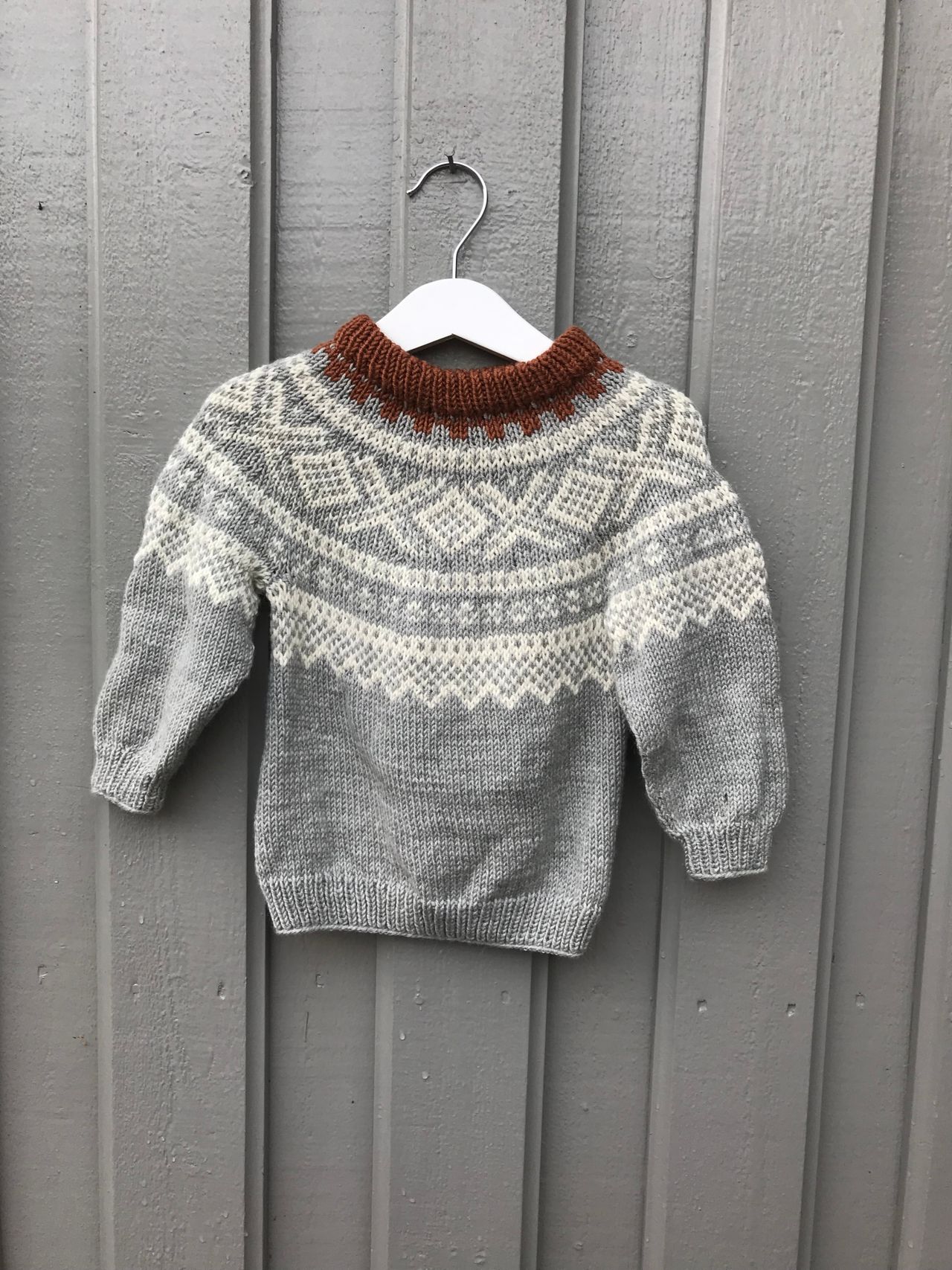 Lilla genser med sentral modell | Senpolia håndlaget Lilla genser med sentral modell | Senpolia håndlaget