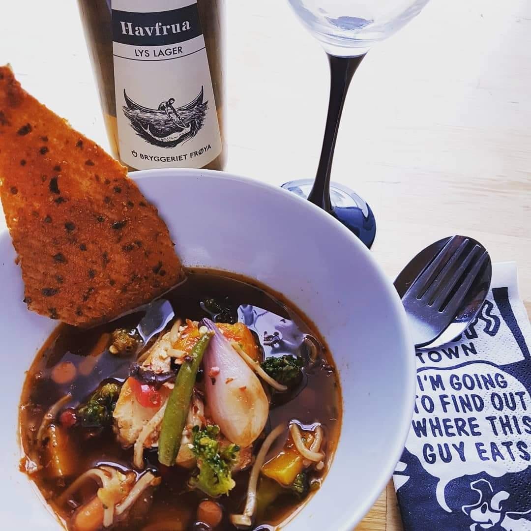 Fiskesuppe asiatisk vri m/ fersk torsk & lokalt brygg Galleribilde