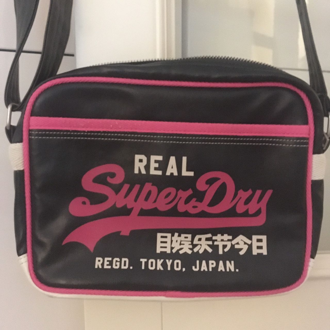 Pent brukt veske fra Superdry (barnestørrelse) | FINN.no Pent brukt veske fra Superdry (barnestørrelse) | FINN.no