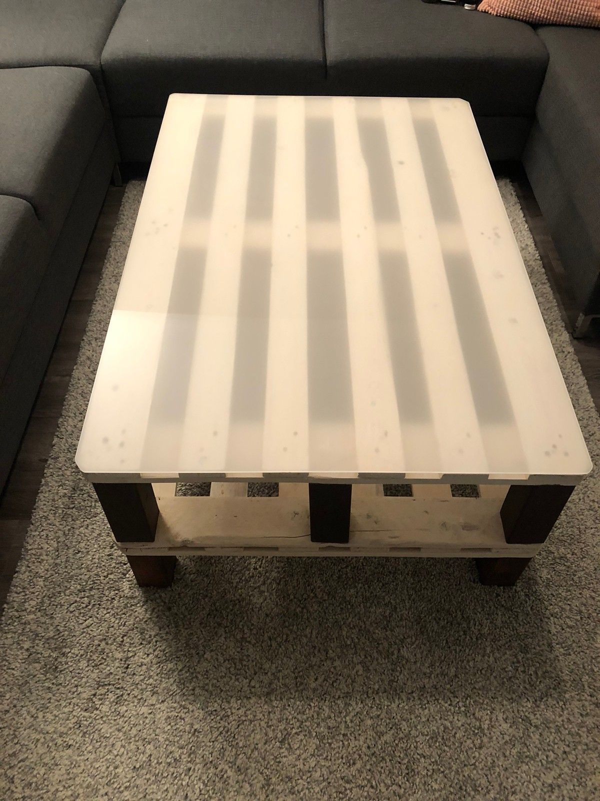 Hjemmelaget pallebord med pleksiglass | FINN.no Hjemmelaget salongbord selges | FINN.no
