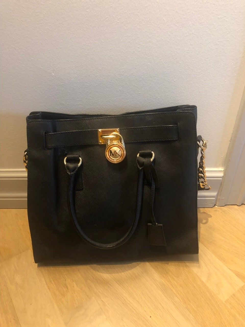 Pent brukt Michael Kors veske | FINN.no Pent brukt Michael Kors dunjakke | FINN.no