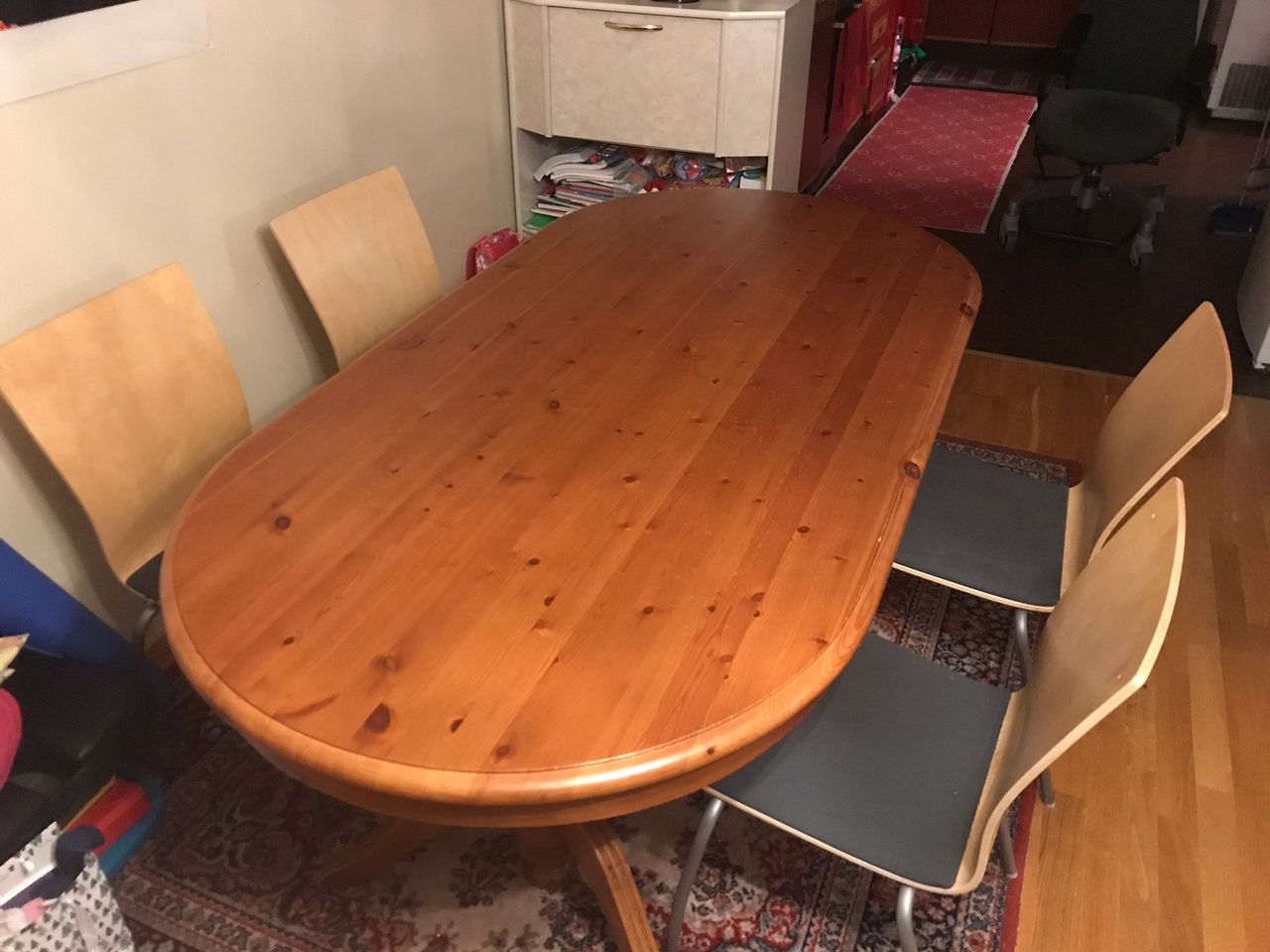 Pent brukt spisebord med stoler Kjøpe, selge og utveksle Pent brukt spisebord med stoler Kjøpe, selge og utveksle