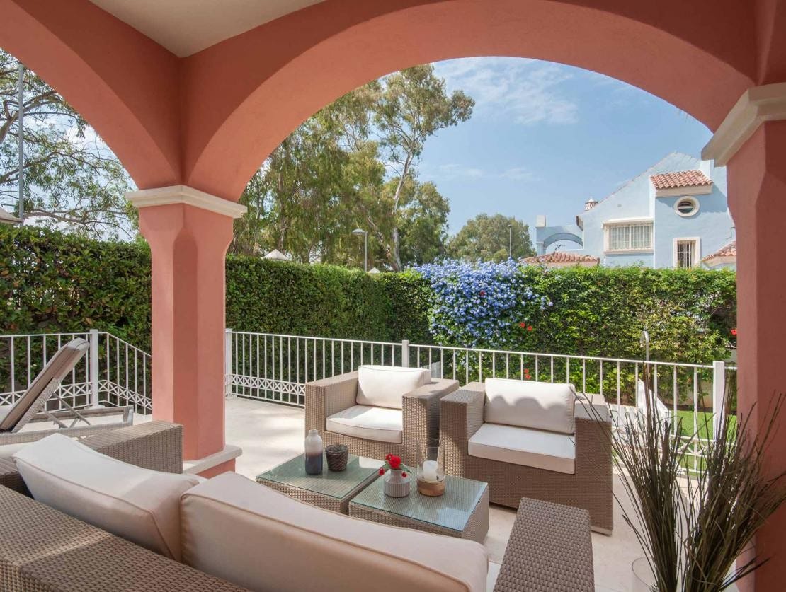 Uteplass der du kan finne skygge om du vil Galleribilde