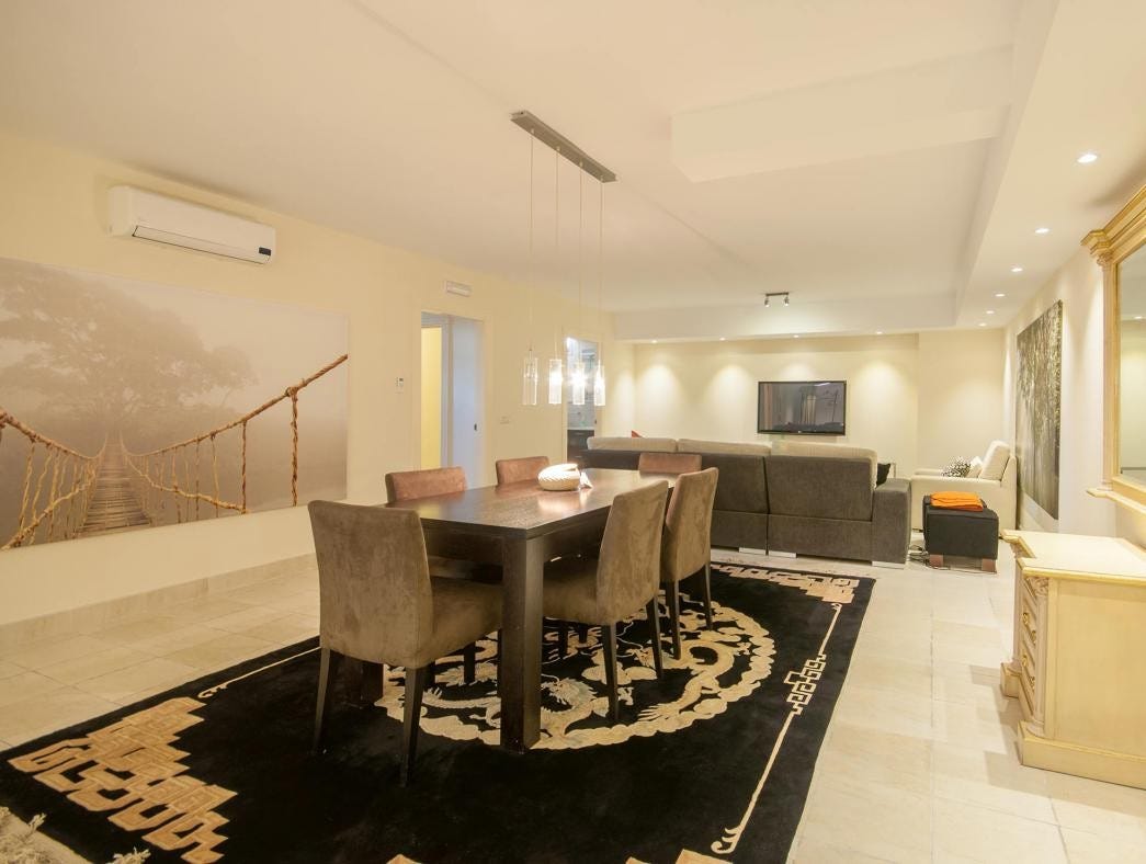 Deilig og sval kjellerstue med TV, bordtennisbord og plass for lek Galleribilde